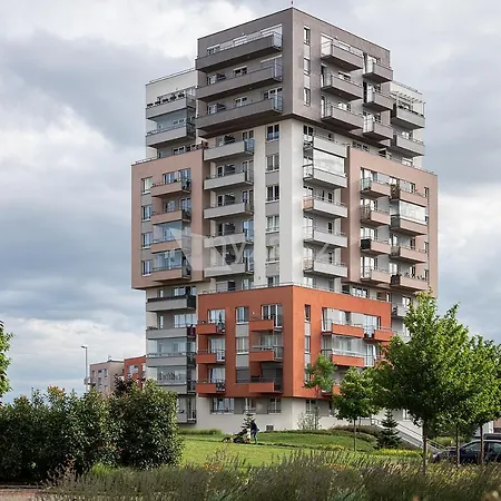 Apartment Letnany 168 S Parkovanim V Garazi Zdarma *
