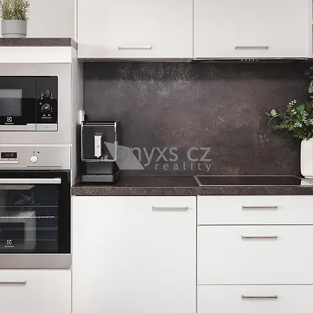 Letnany 168 S Parkovanim V Garazi Zdarma Apartment