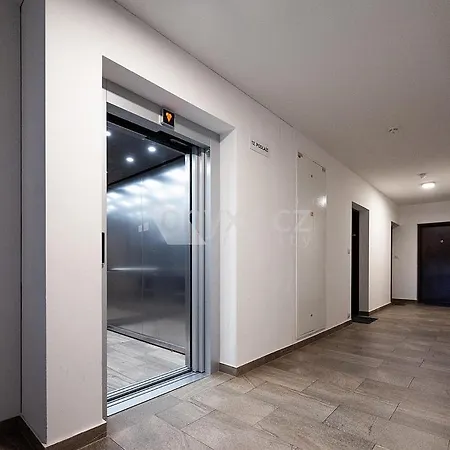 Letnany 168 S Parkovanim V Garazi Zdarma Apartment *