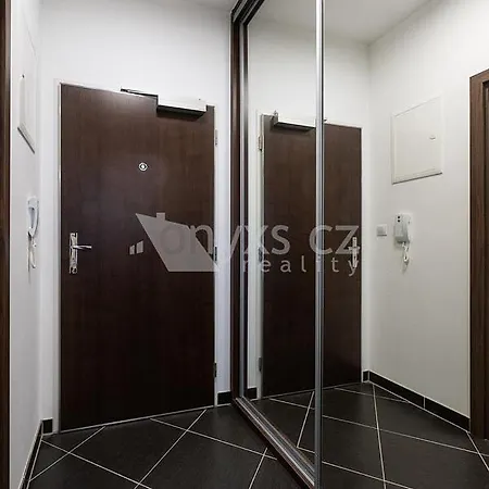 Letnany 168 S Parkovanim V Garazi Zdarma Prag